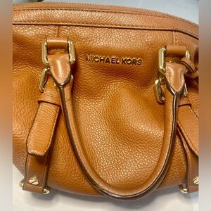 EXCELLENT condition Michael Kors Leather Purse w/gold accents/MK CHARM!